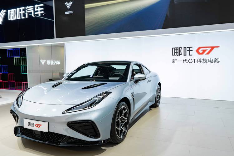 深圳10哪吒汽车在智能汽车领域的表现，领途汽车在新能源汽车市场中的影响力